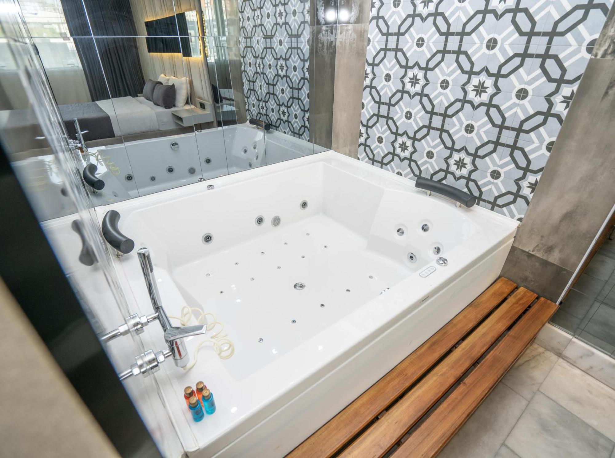 216 Station Suite Гебзе Екстериор снимка